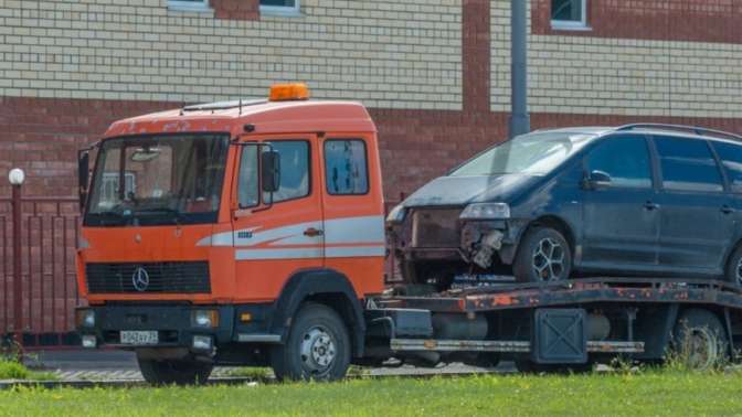 Машину в Серпухове эвакуировали вместе с 8-летним сыном внутри