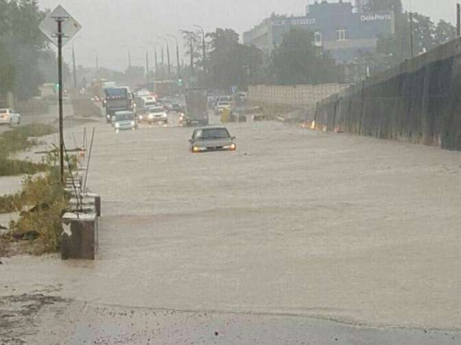 В Новороссийске полицейские помогают водителям, застрявшим из-за ливня на трассах