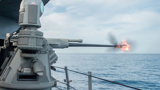 В Персидском заливе американский корабль сделал предупредительные выстрелы