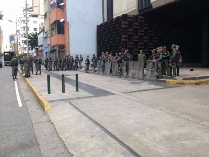 Армия Венесуэлы выходит на сцену — военные оцепили Генпрокуратуру