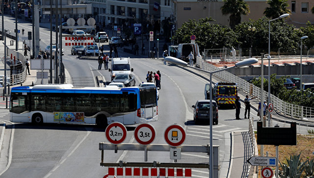 В Марселе автомобиль врезался в две автобусные остановки