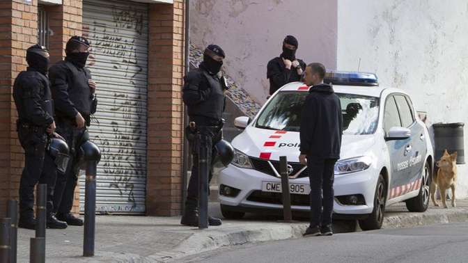 Милиция Барселоны не подтвердила связь с терактом водителя, сбившего полицейских