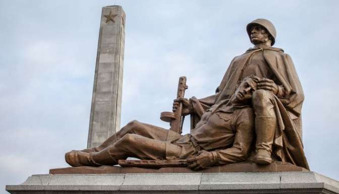 Никакие международные законы не защищают советские монументы — руководитель МИД Польши