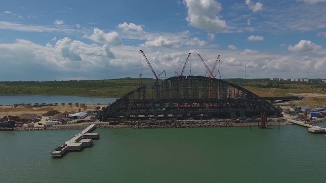 Строители начали установку ж/д арки Крымского моста