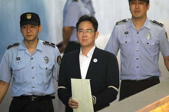 Руководителя Самсунг приговорили к 5 годам тюрьмы за взятки