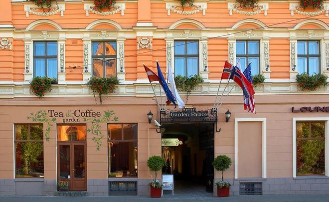 Вооружённые люди захватили отель в центре Риги