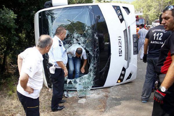 Туристический автобус врезался в грузовой автомобиль в турецкой Аланье