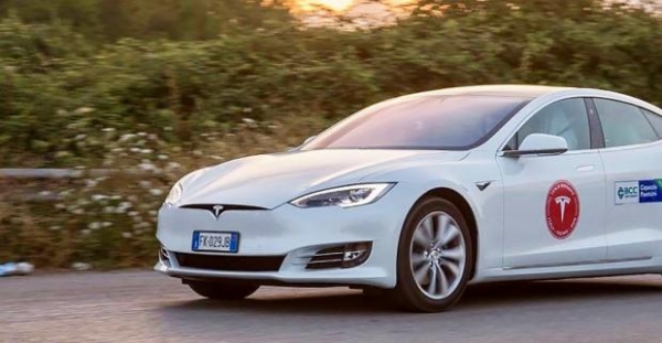 Tesla планирует протестировать самоуправляемые грузовые автомобили с электродвигателем