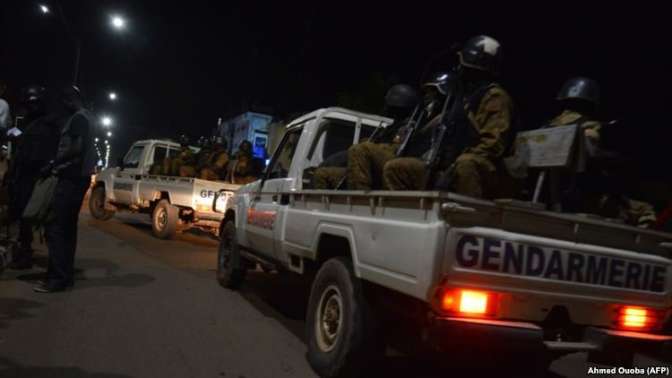 17 человек погибли при нападении террористов на кафе в Буркина-Фасо