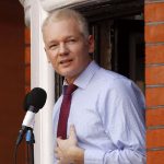Ассанж объявил, что РФ троллит США