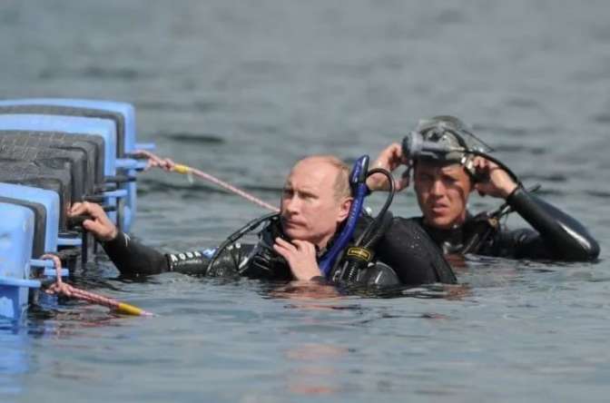 Путин два часа гонялся с GoPro за щукой