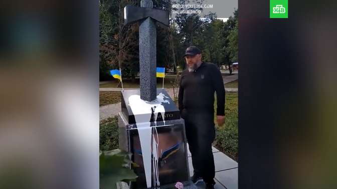 В Киеве пытались подорвать монумент войнам АТО, который ранее до этого облили краской