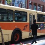 Туристический автобус протаранил толпу в Канаде
