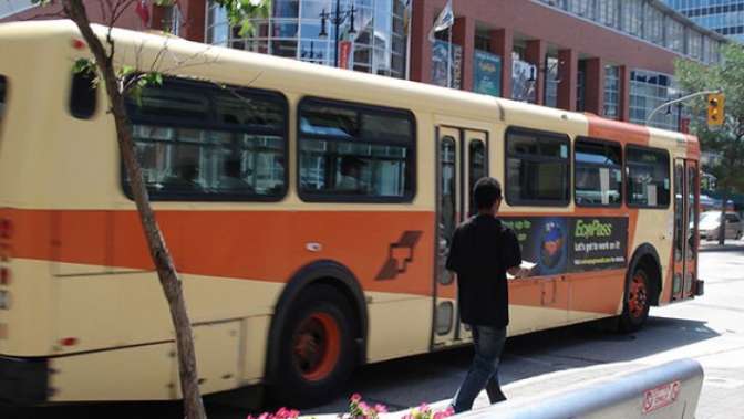 Туристический автобус протаранил толпу в Канаде