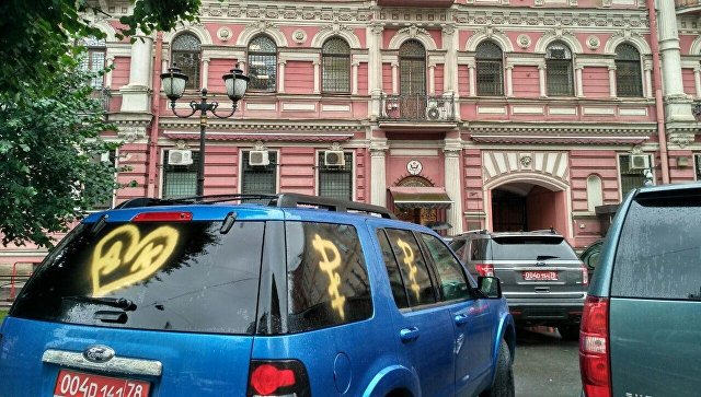 У генконсульства США в Петербурге вместо парковки появился пешеходный переход
