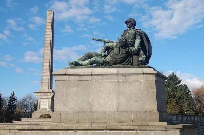 В европейских странах прошла серия пикетов против сноса советских монументов