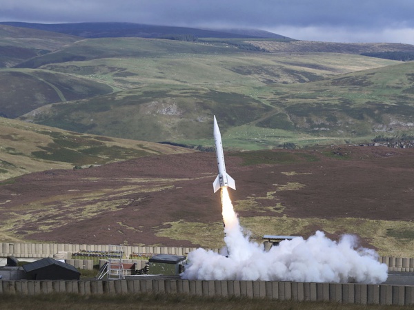 Англичане запустили крупнейшую ракету-носитель с чучелом собаки