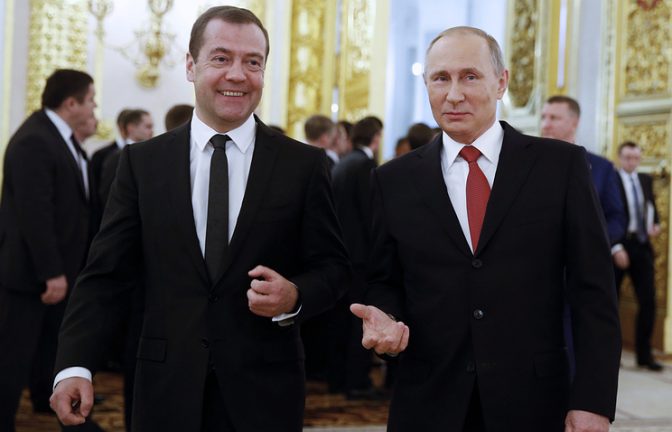 Путин поздравил Медведева с днём рождения