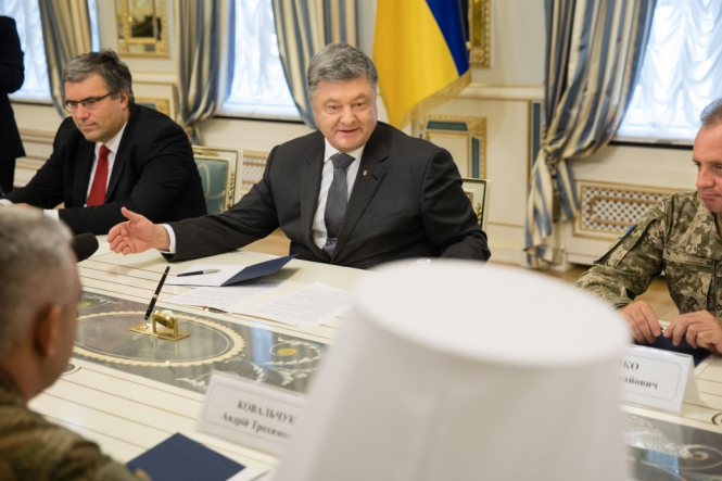 Порошенко объявил амнистию для тех, кто воевал в Донбассе и совершил правонарушения