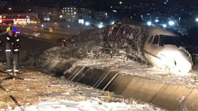 В аэропорту имени Ататюрка в Стамбуле разбился небольшой самолет