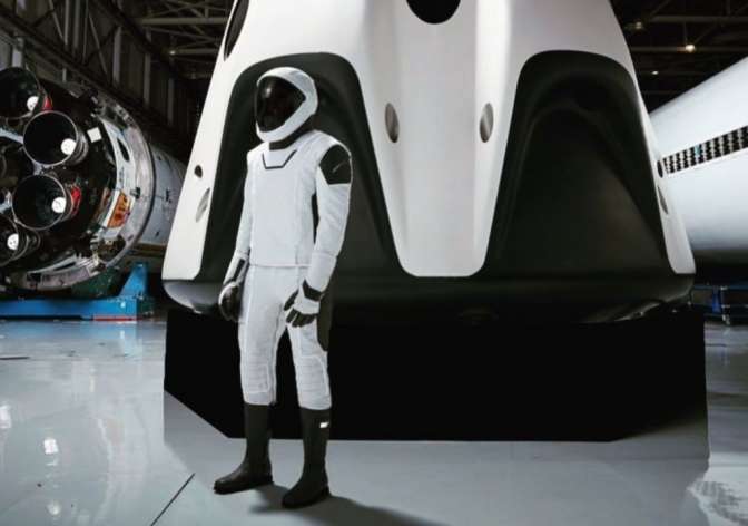 Илон Маск продемонстрировал скафандр для доставки астронавтов на МКС