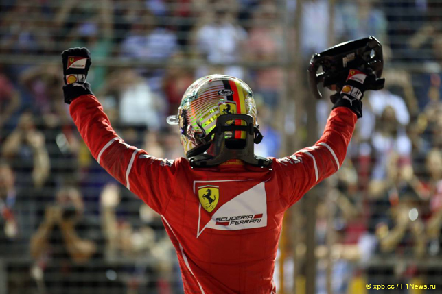 Столкновение 2-х Феррари позволило Мерседесу выиграть Гран-при Сингапура в Формуле-1