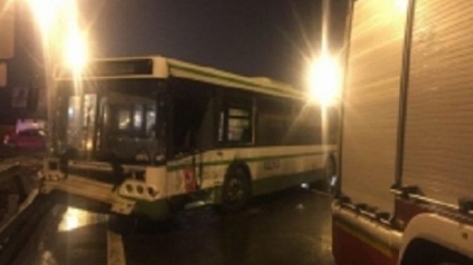Автобус с пассажирами врезался в фонарный столб на юге столицы