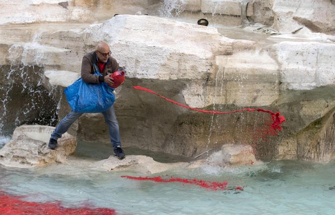 Художник-акционист вылил красную краску в фонтан Треви в Риме