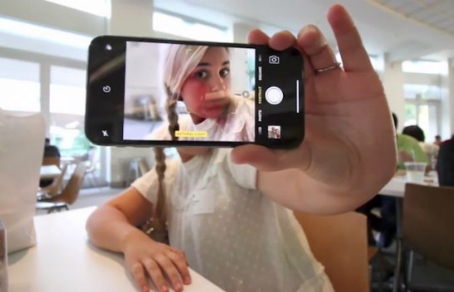 Рабочего Apple сократили из-за обзора его дочери на iPhone X