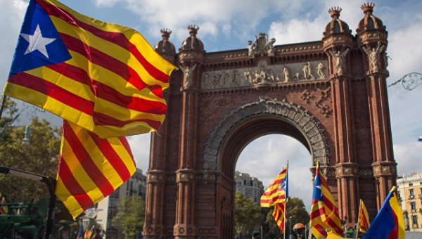 В Барселоне тысячи людей вышли в поддержку независимости Каталонии
