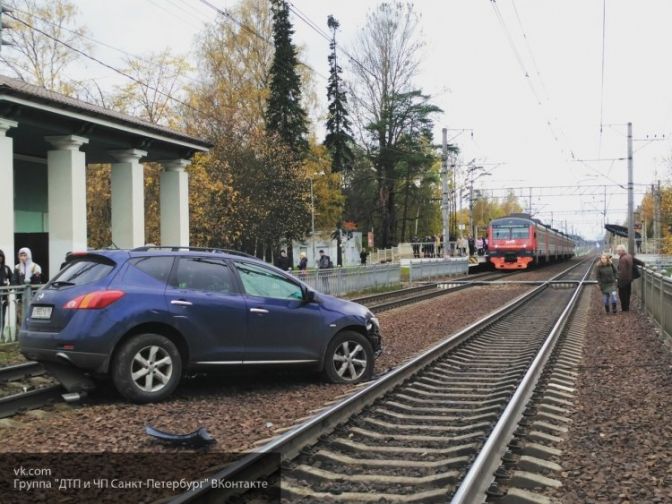 Под Нижним Новгородом столкнулись автомобиль и пассажирский поезд