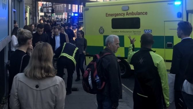 Неизвестный мужчина с ножом напал на прохожих в столице Англии, трое пострадавших