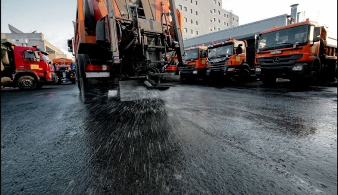 За неделю на петербургские дороги вылили практически 400 кубометров солевого раствора