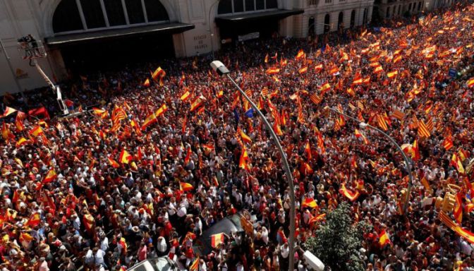 В Барселоне тысячи людей митингуют против независимости Каталонии