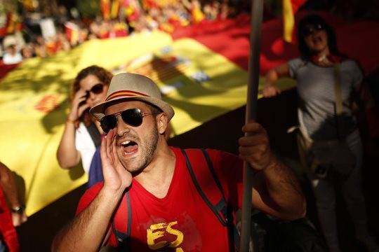 В Барселоне сотни тыс. человек приняли участие в митинге за единую Испанию