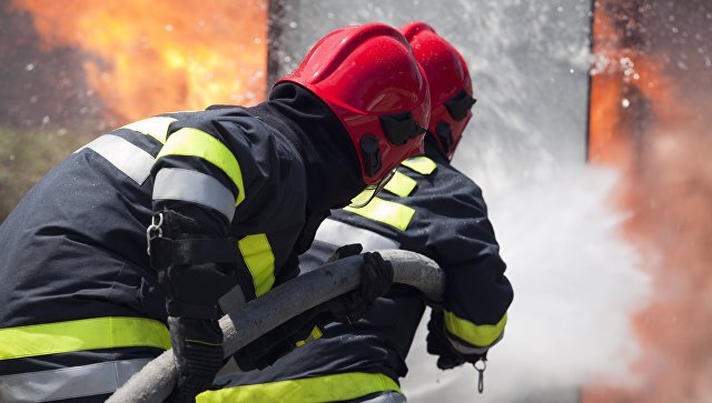 В столице пожарные спасли из горящей квартиры девять человек
