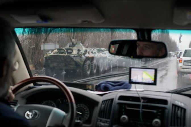ОБСЕ показала военную технику и террористов с белыми повязками в центре Луганска