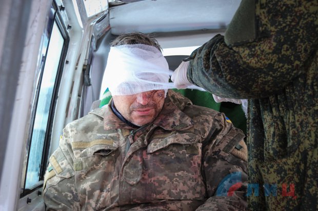 Боевики «ЛНР» взяли в плен раненого солдата ВСУ. Появилось видео