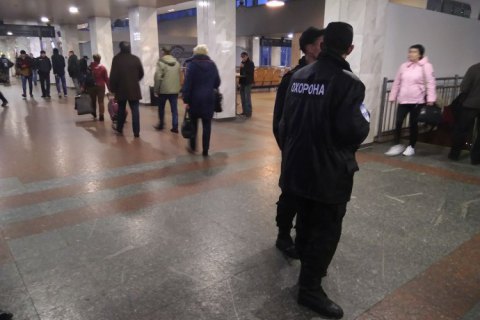 Эвакуировали больше тысячи человек: в Киеве «заминировали» вокзал и торговый центр