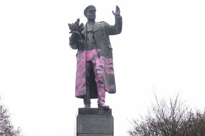 В Праге на памятнике Конева появились «красные даты»: 1956, 1961, 1968