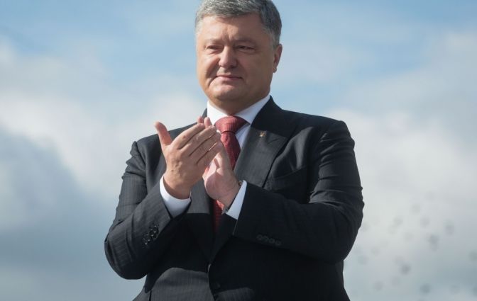 Президент Украины и миллиардер Порошенко получает к тому же заработную плату $1000 в месяц