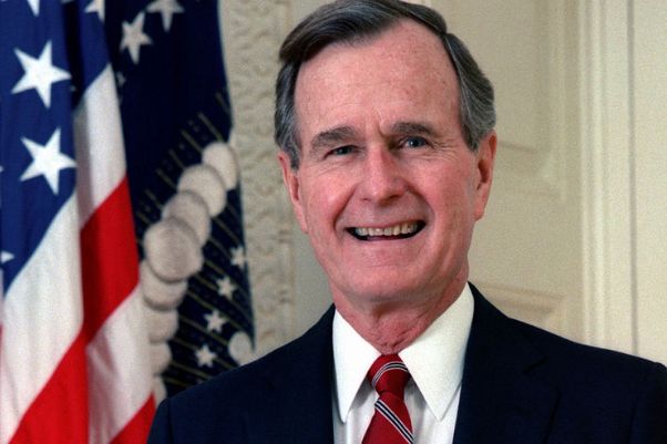 Буш-старший снова в центре скандала