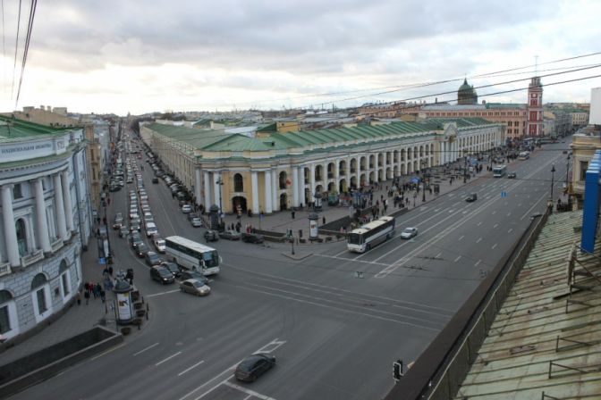 Семнадцатилетняя девушка сорвалась с крыши театра марионеток в Петербурге на Невском