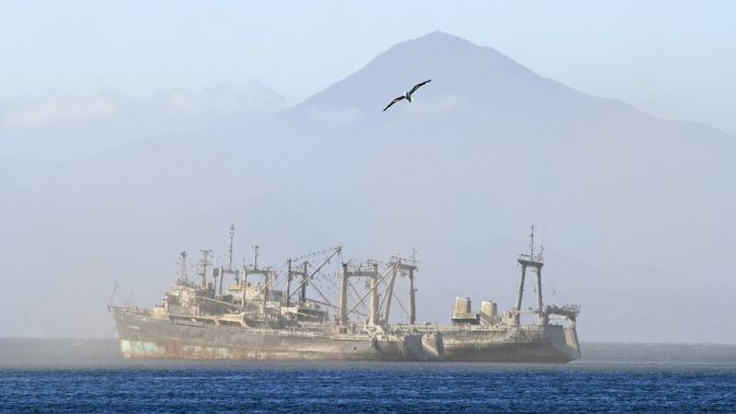 На берег в Калифорнии вынесло останки потерянного судна «Любовь Орлова» — Корабль-призрак