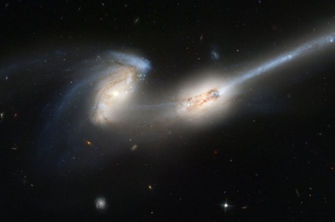 Ученые наблюдали завораживающую схватку 2-х галактик — настоящие звездные войны