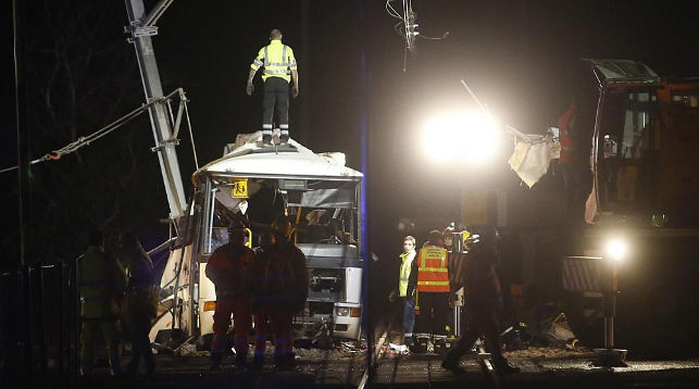 Ужасающие кадры из Франции: Поезд разорвал пополам автобус со школьниками