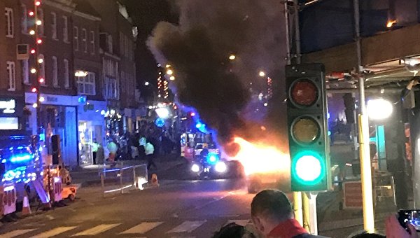 На ярмарке в пригороде Лондона взорвался автомобиль