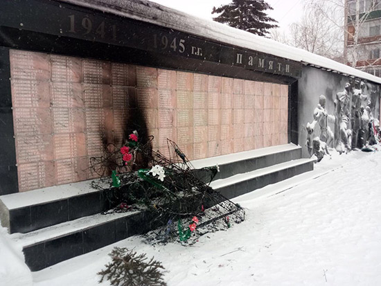 В Усть-Куте пойман вандал, который поджег венки у стены памяти