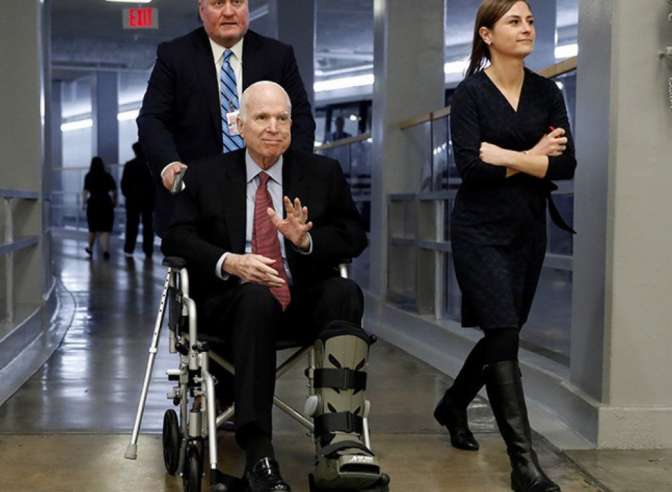 Проходящий лечение от рака сенатор Маккейн попал в поликлинику