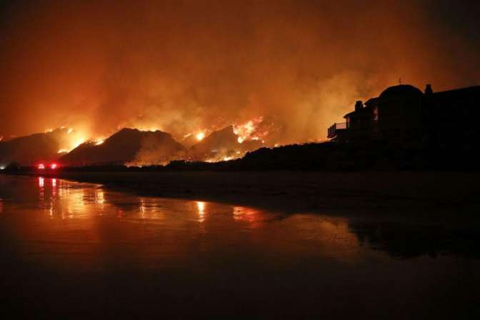 В Калифорнии из-за пожаров эвакуированы не менее 210.000 граждан